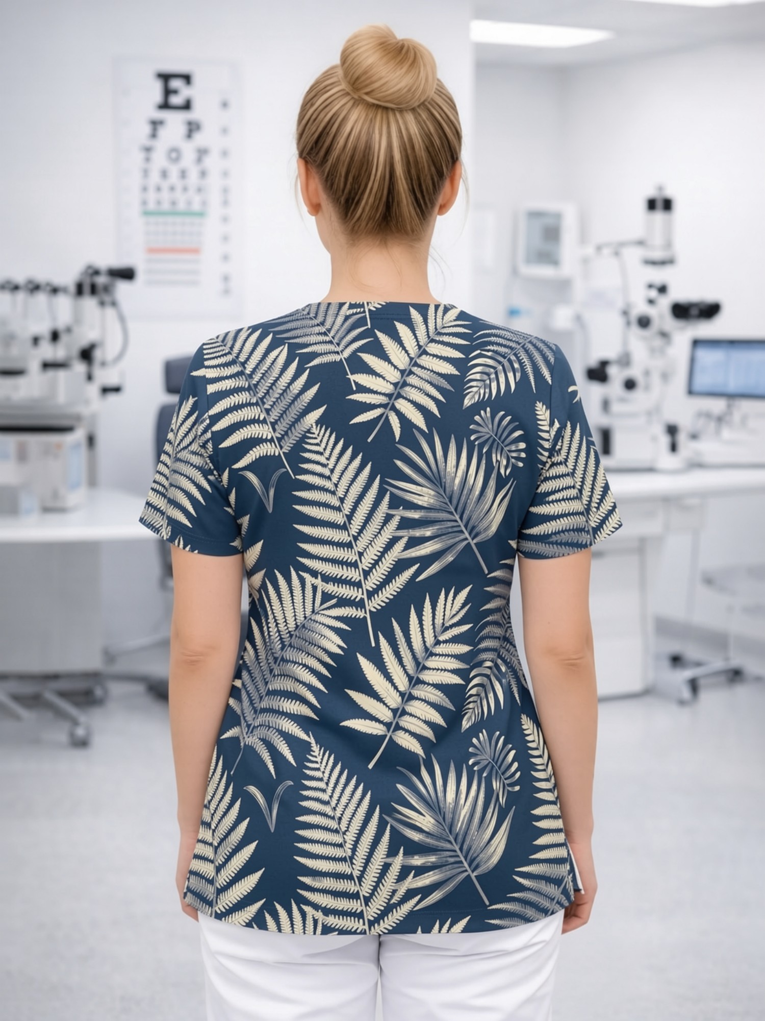 女性用チャームVネックスクラブトップ半袖看護プリント便利ポケ - Medical Lab Uniform のレビューと価格